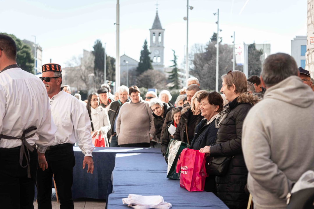 Vremenski uvjeti ovog puta idealni: Šibenski obrtnici građanima podijelili 1000 porcija bakalara