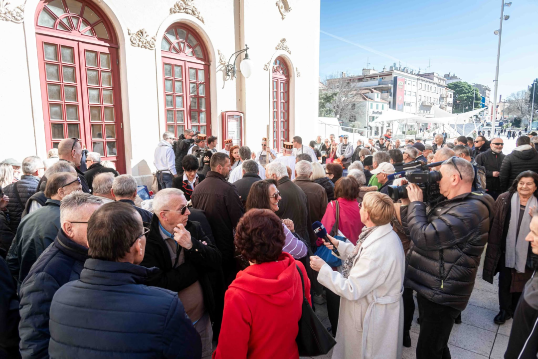 Vremenski uvjeti ovog puta idealni: Šibenski obrtnici građanima podijelili 1000 porcija bakalara