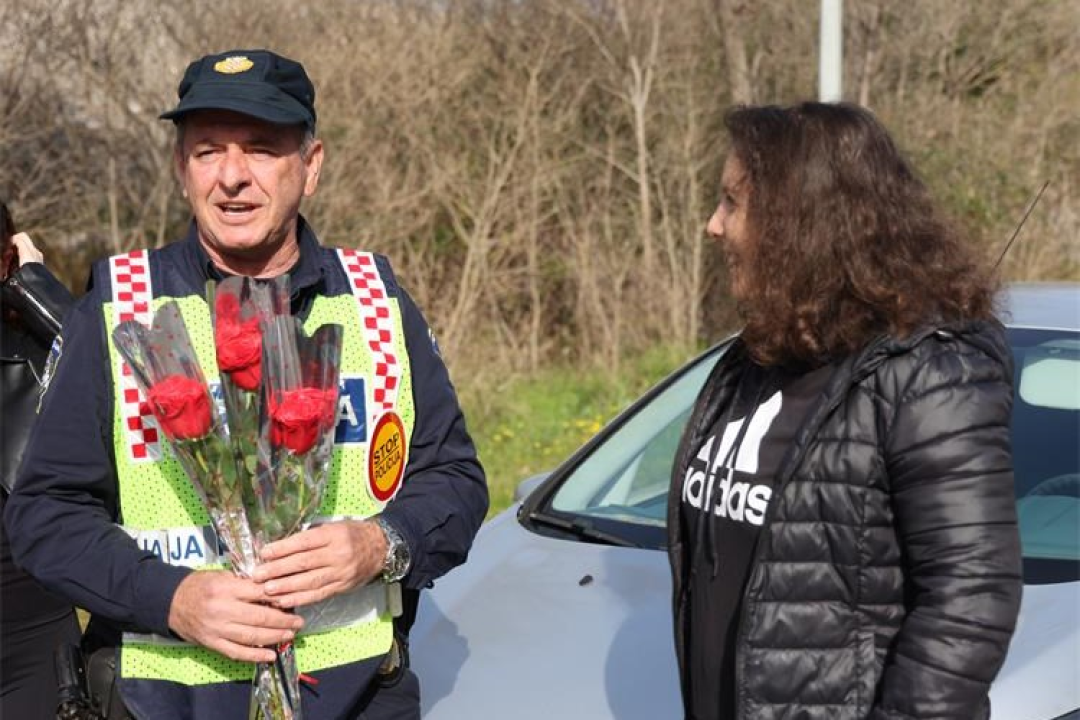 Šibenski policajci dijelili vozačicama ruže povodom Dana žena 