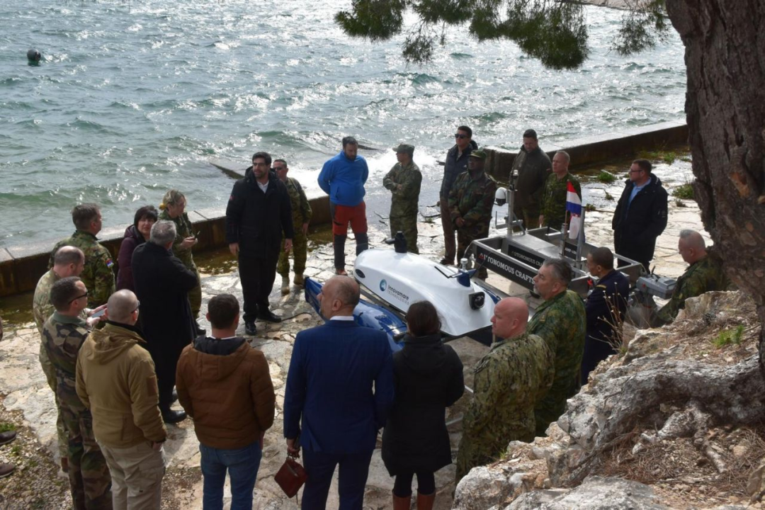 Župan Jelić i vojna izaslanstva na Martinskoj: Predstavljeno plovilo nazvano u čast šibenskog inovatora