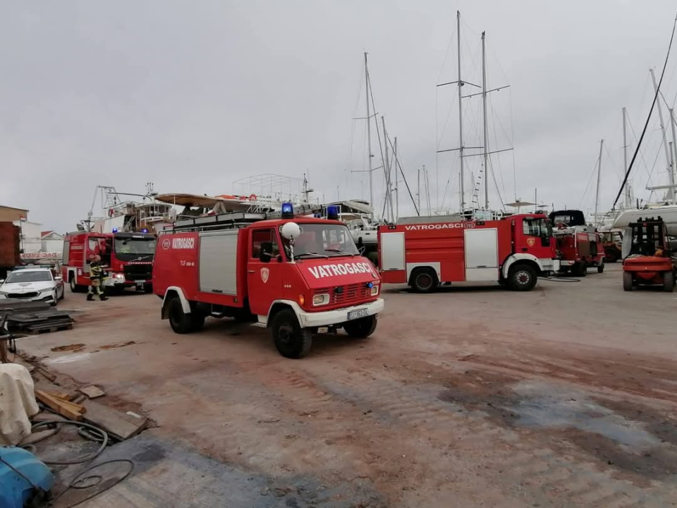 Vodički i tišnjanski vatrogasci gasili požar broda na Murteru