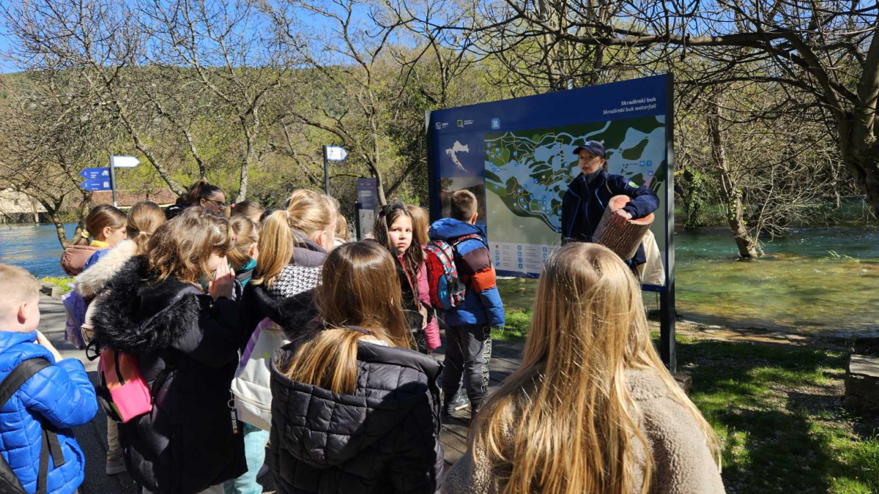  Šibenski prvašići na Skradinskom buku obilježili Svjetski dan šuma