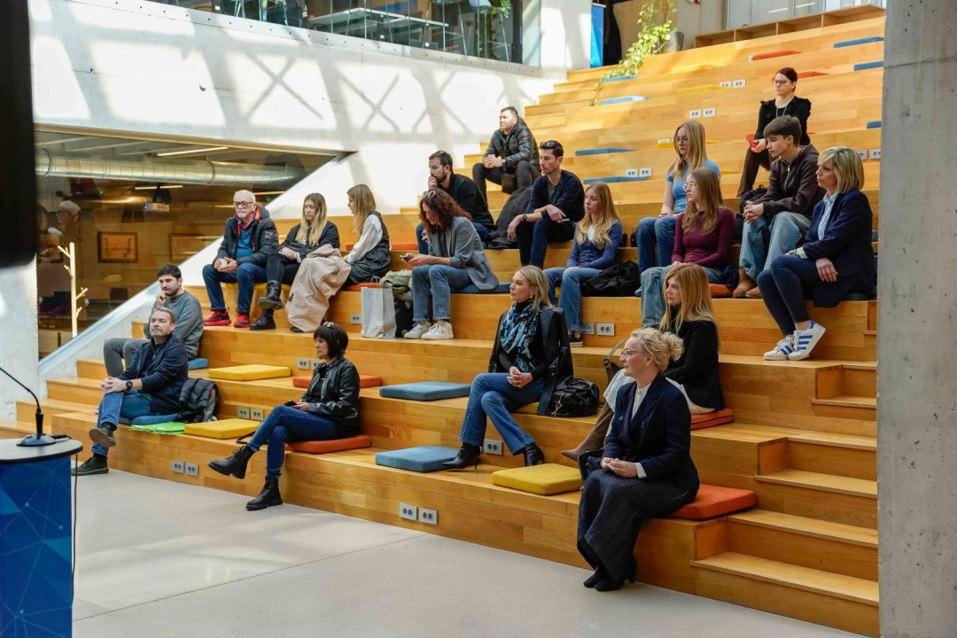 Željko Burić, ravnatelj Gimnazije i ravnateljica Nacionalne zaklade potpisali sporazum o suradnji