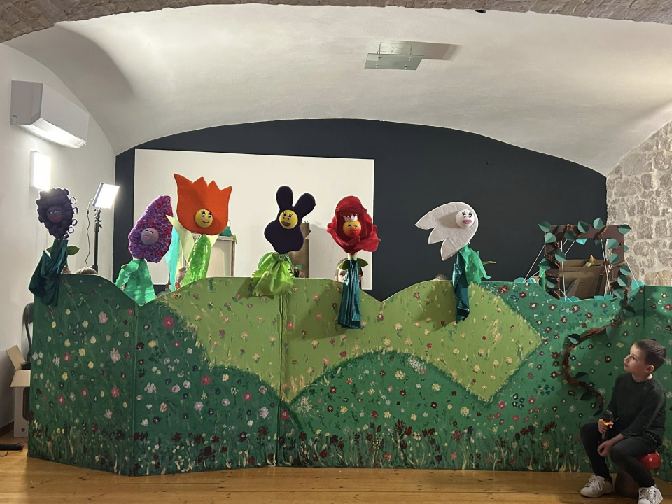 Mali lutkari iz šibenskih vrtića u Art podrumu održali smotru dječjih lutkarskih igrokaza