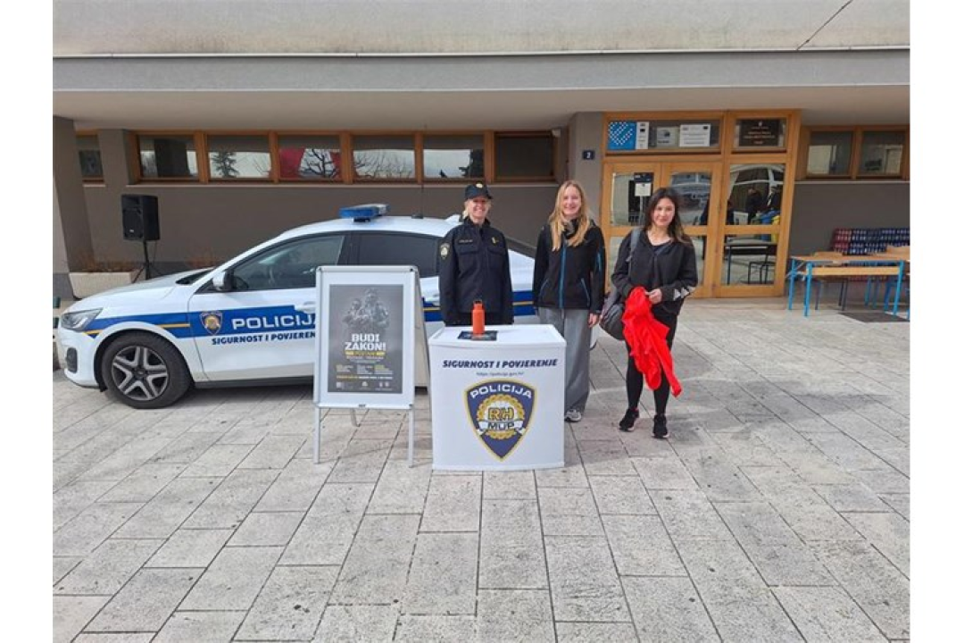 Policajci i policajke na drniškom 'Promina trailu' promovirali svoje zanimanje