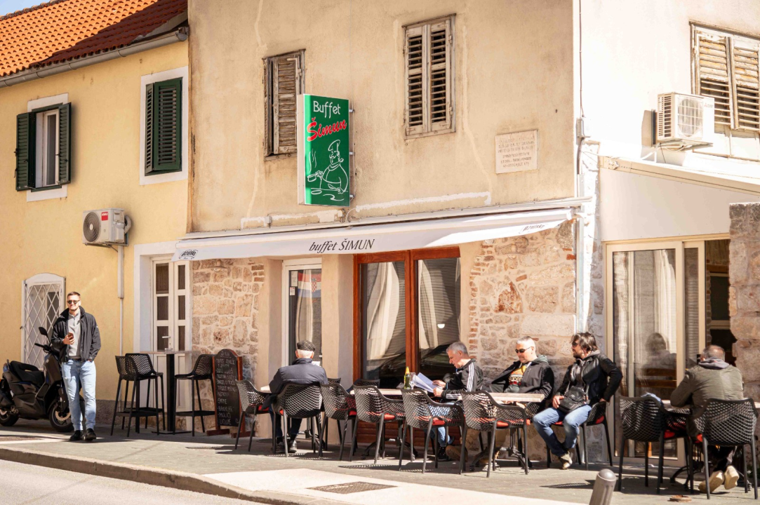 FOTO Uživajte u domaćoj spizi na novoj terasi Buffeta Šimun!
