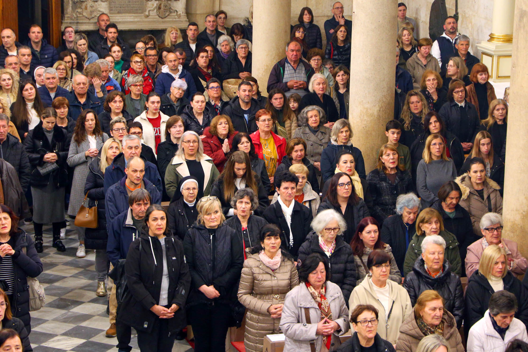 Misom u katedrali i procesijom do crkve Svetog Duha započelo trajno euharistijsko klanjanje