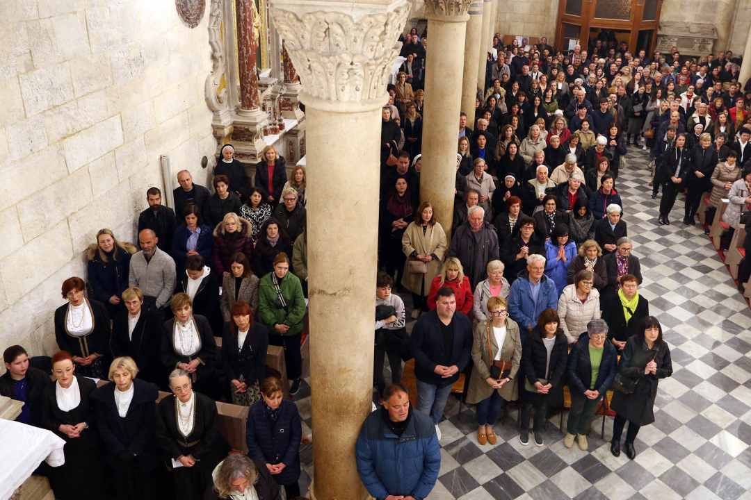 Misom u katedrali i procesijom do crkve Svetog Duha započelo trajno euharistijsko klanjanje