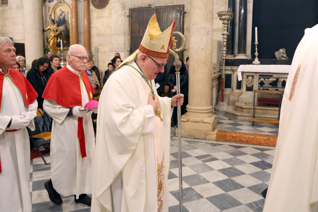 Misom u katedrali i procesijom do crkve Svetog Duha započelo trajno euharistijsko klanjanje