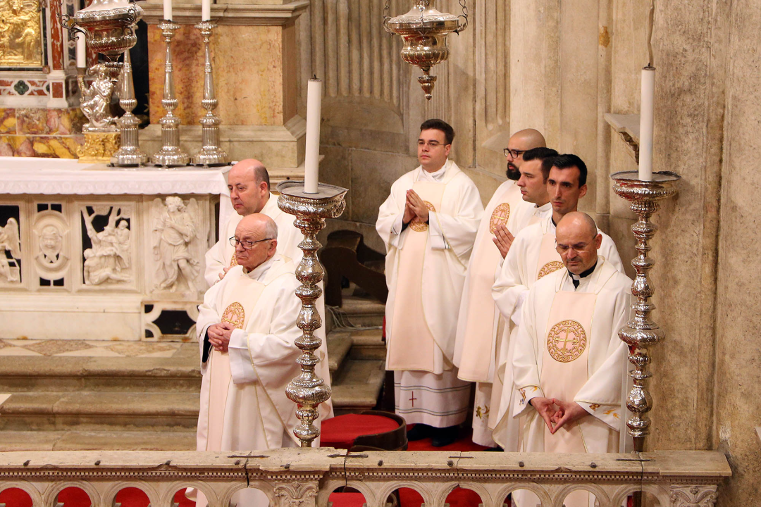 Misom u katedrali i procesijom do crkve Svetog Duha započelo trajno euharistijsko klanjanje