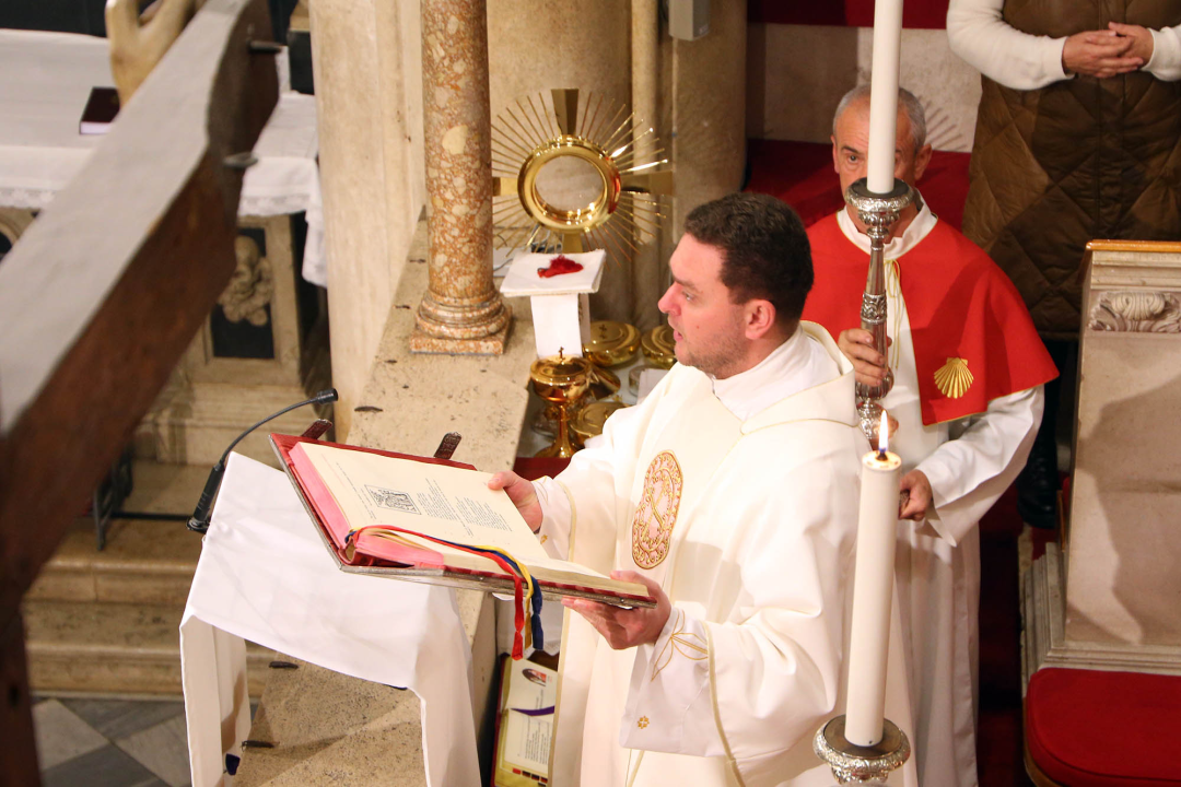 Misom u katedrali i procesijom do crkve Svetog Duha započelo trajno euharistijsko klanjanje