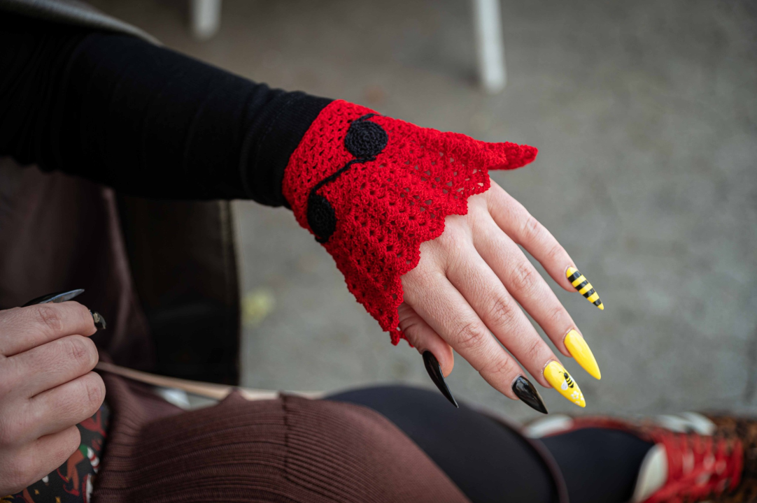 Radmila na pijaci prodaje tulipane, ali i ukrase sa šibenskim motivima