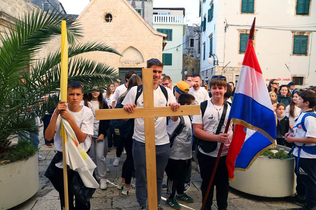 Mladi Šibenske biskupije hodočastili Križnim putem uoči Uskrsa