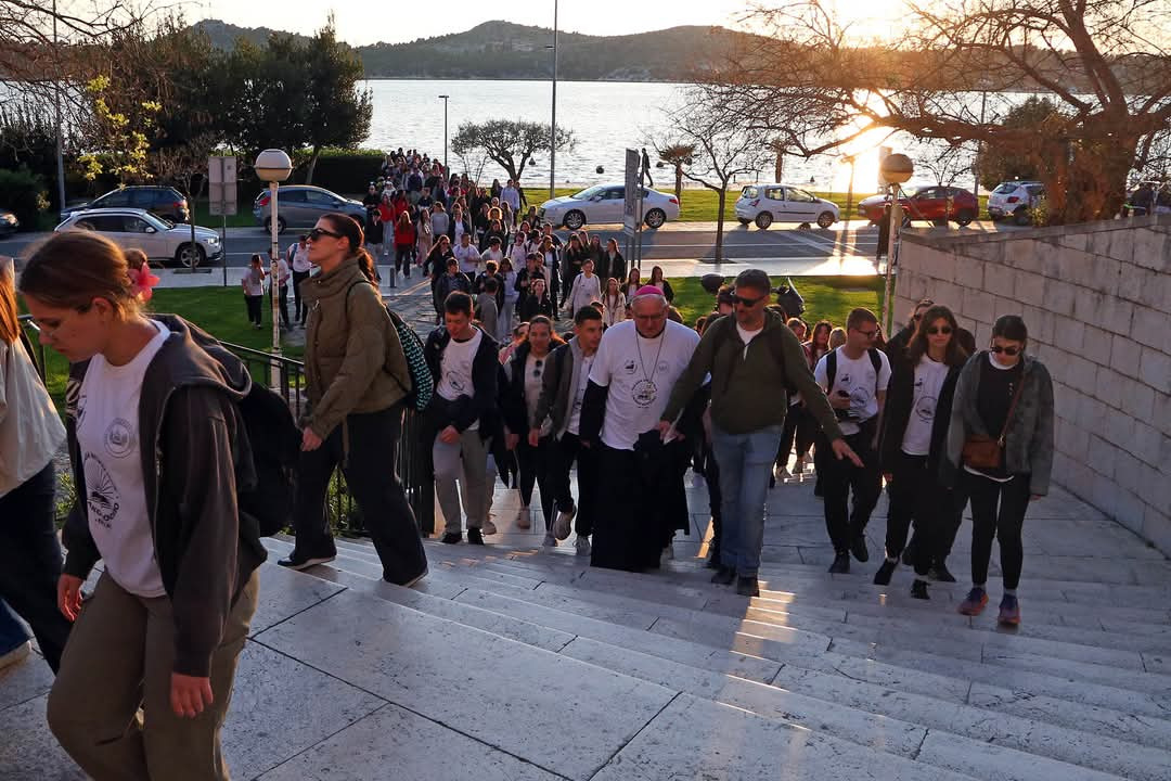 Mladi Šibenske biskupije hodočastili Križnim putem uoči Uskrsa