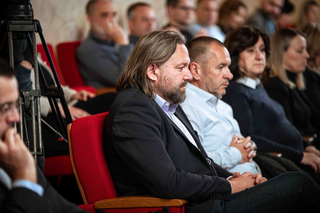 FOTO Misterij, drhtanje glasa, psihijatri: ‘Ugovor o energani na Bikarcu može se dobiti i kod malog Željka’