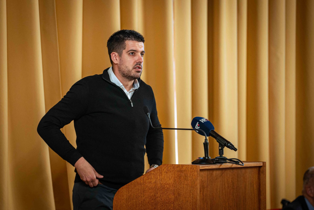 FOTO Misterij, drhtanje glasa, psihijatri: ‘Ugovor o energani na Bikarcu može se dobiti i kod malog Željka’