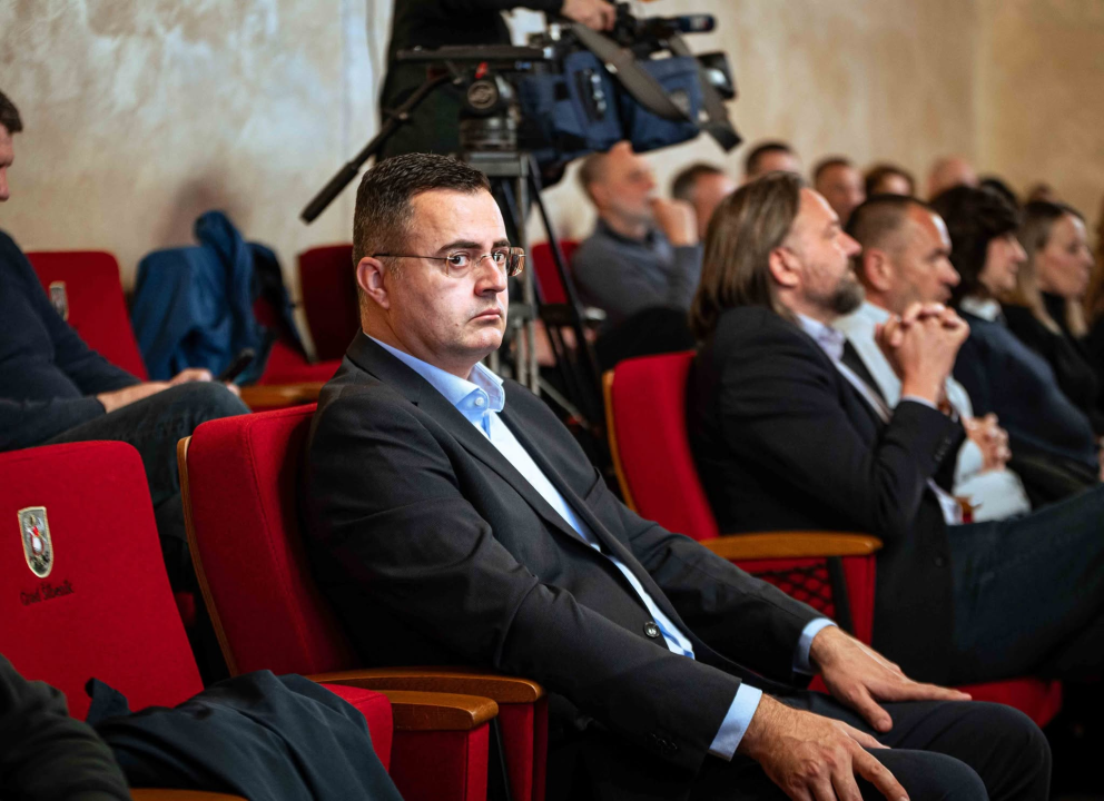 FOTO Misterij, drhtanje glasa, psihijatri: ‘Ugovor o energani na Bikarcu može se dobiti i kod malog Željka’