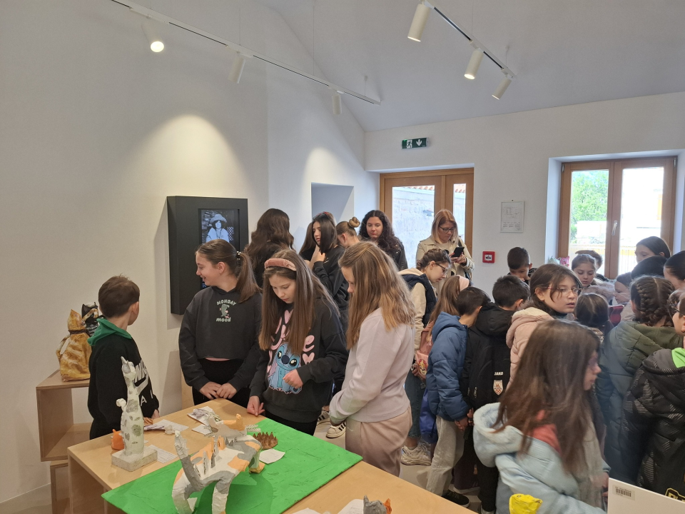 Na Zlarinu otvorena izložba dječjih radova 'Mačke'