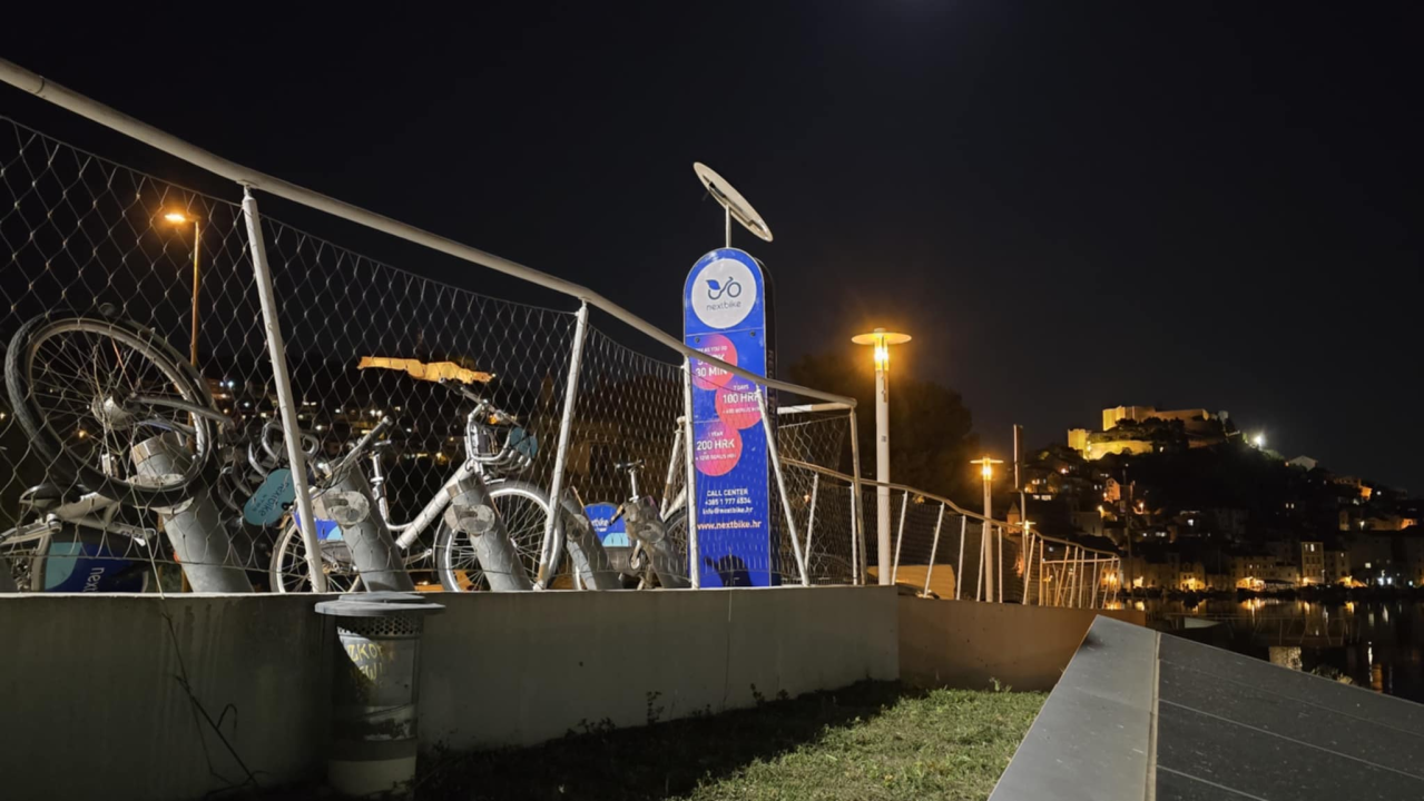 FOTO Javne bicikle na Banju 'parkirane' u parku, u jarku, nabijene na stup...