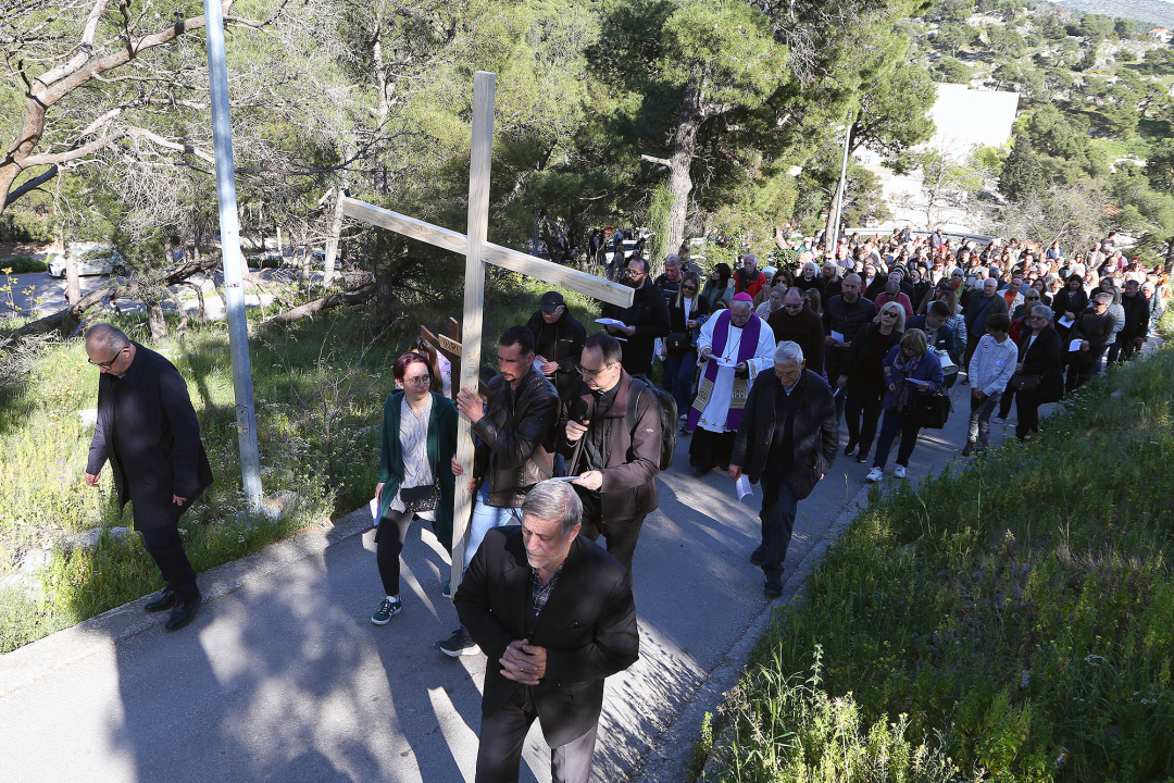 U duhu zajedništva i obitelji: Vjernici Šibenika križnim putem pješačili do Baronea