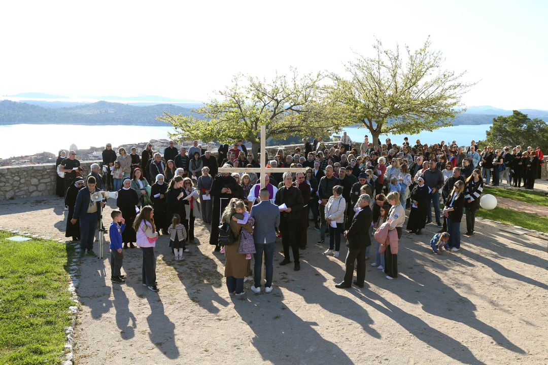 U duhu zajedništva i obitelji: Vjernici Šibenika križnim putem pješačili do Baronea