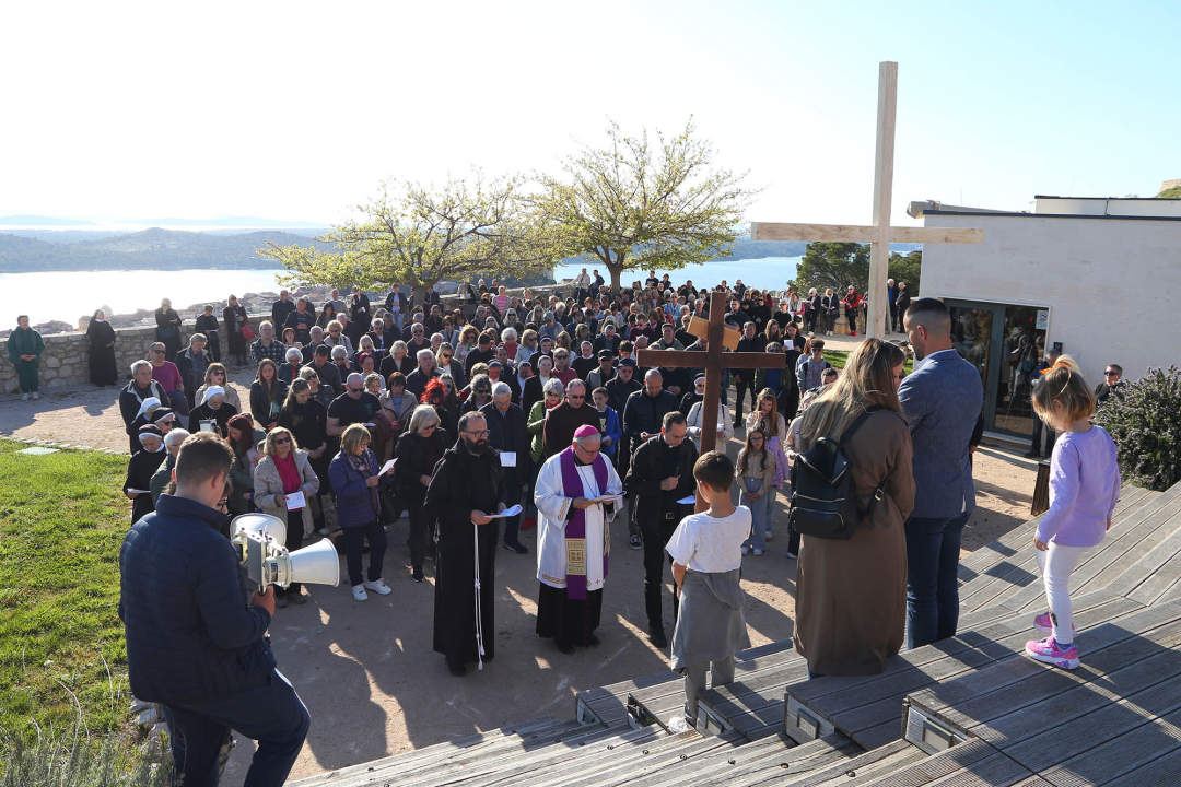 U duhu zajedništva i obitelji: Vjernici Šibenika križnim putem pješačili do Baronea