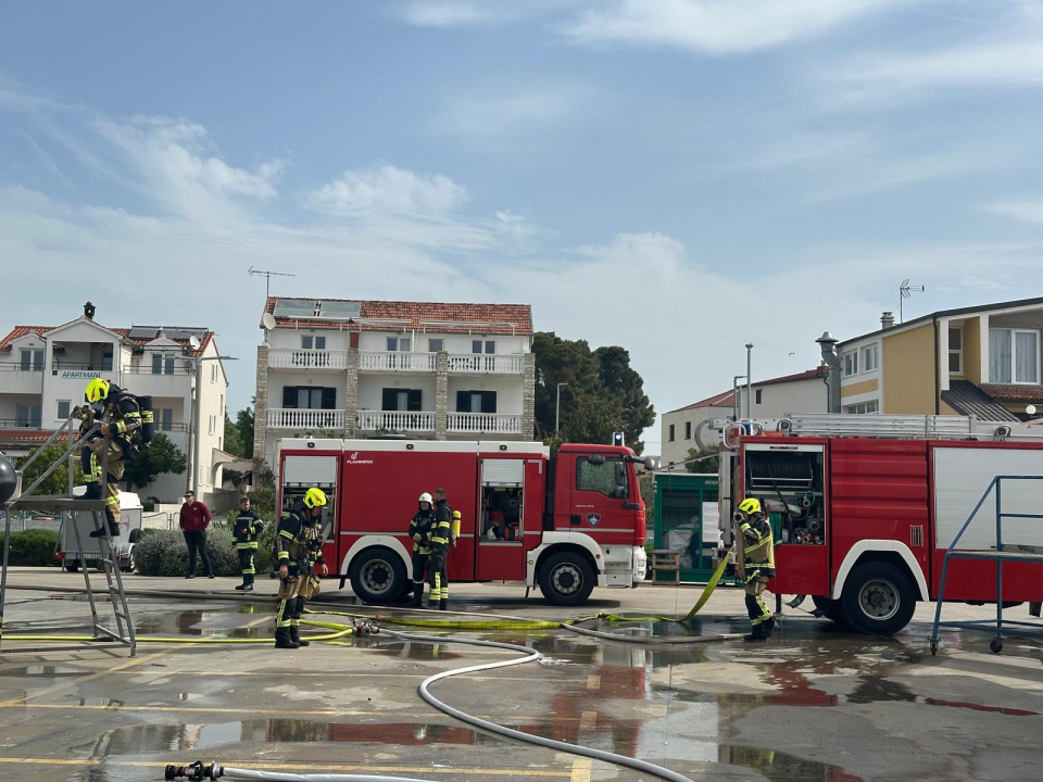 Vatrogasci u Marini Tribunj zajedničkim snagama profesionalno ugasili požar