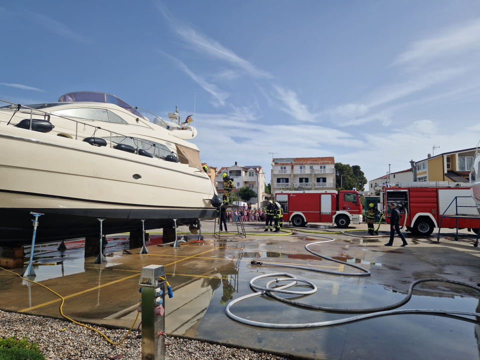Vatrogasci u Marini Tribunj zajedničkim snagama profesionalno ugasili požar