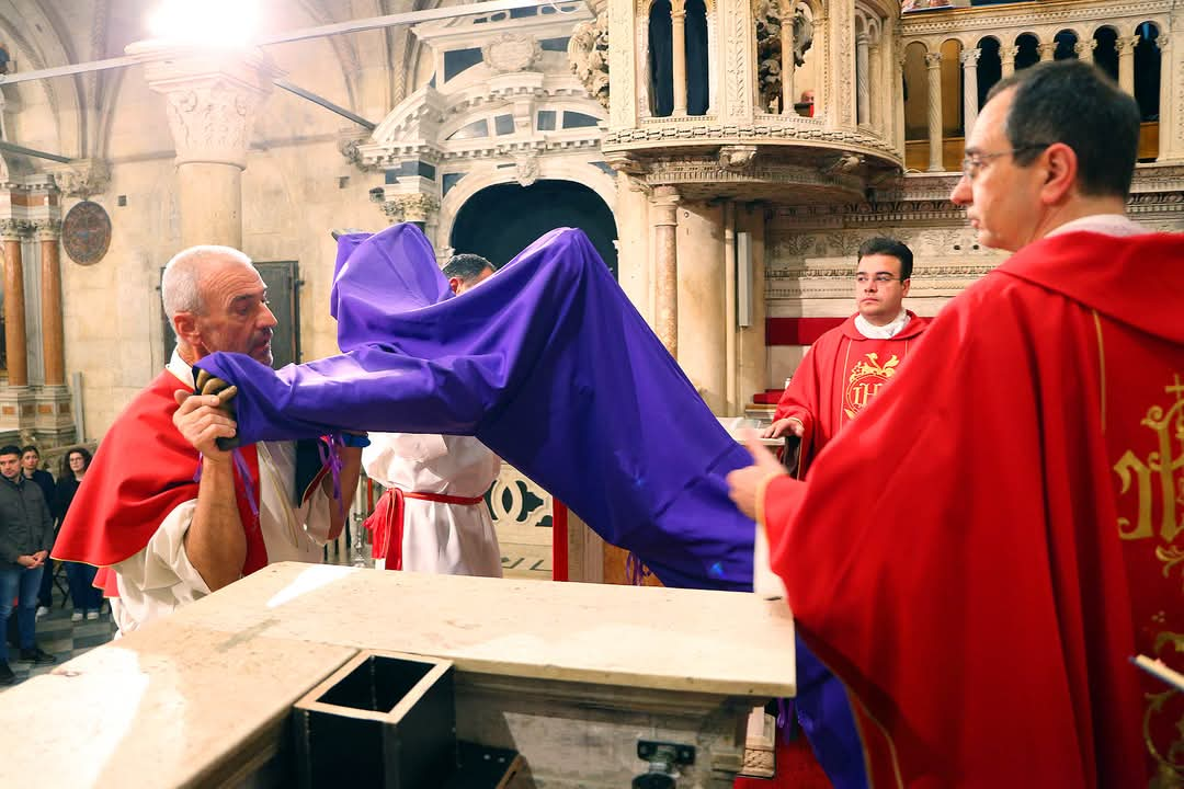 Obredi Velikog petka u Šibeniku: Održana tradicionalna procesija i molitva u katedrali
