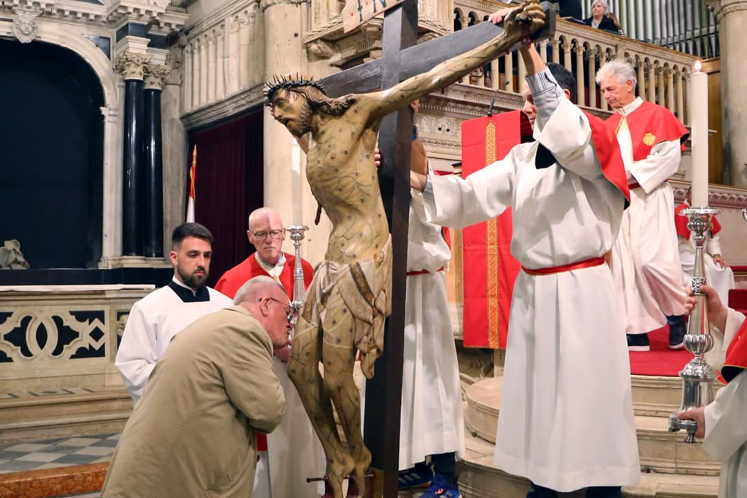 Obredi Velikog petka u Šibeniku: Održana tradicionalna procesija i molitva u katedrali