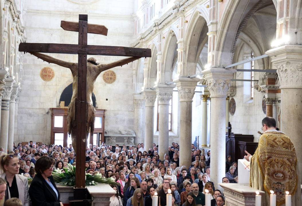 Blagoslov hrane u šibenskoj katedrali okupio brojne vjernike