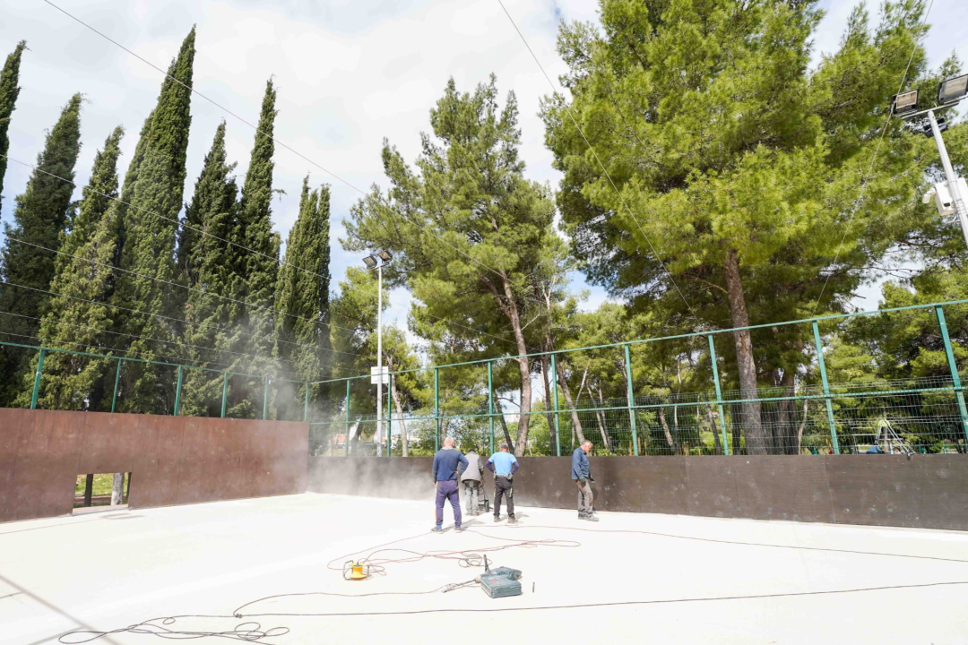 Postavljanje nove ograde, podloge, mreže za golove.. Započeli radovi na igralištu u Rasadniku