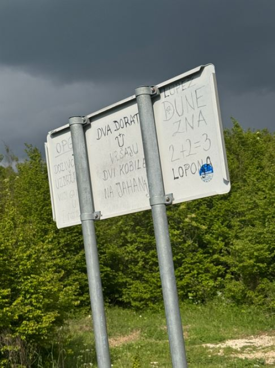 Mještani očajni, a prometni znakovi kao najluđi 'inbox'