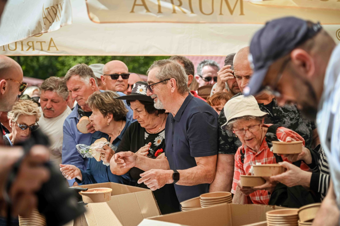 FOTO Uz podjelu fažola obilježen Praznik rada: 'Svim dragim posjetiteljima NP Krka željeli smo danas osigurati ručak'