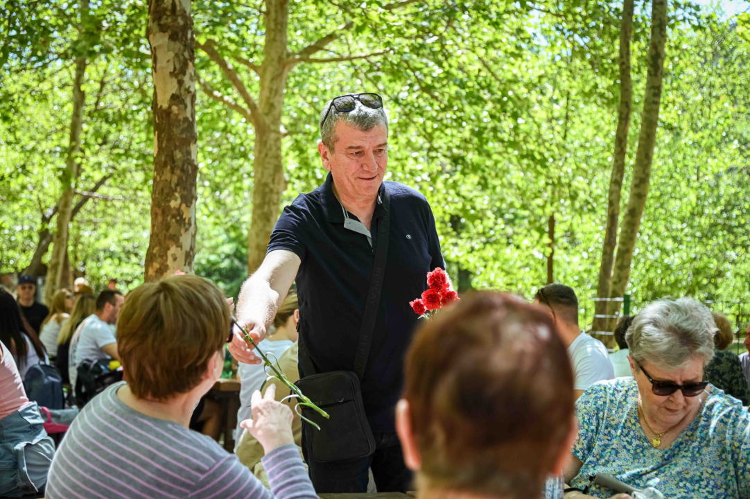 FOTO SDP-ovci dijelili karanfile u NP Krka: 'Ovo je dan kada uzimamo predah i koji nas podsjeća na radničku solidarnost'
