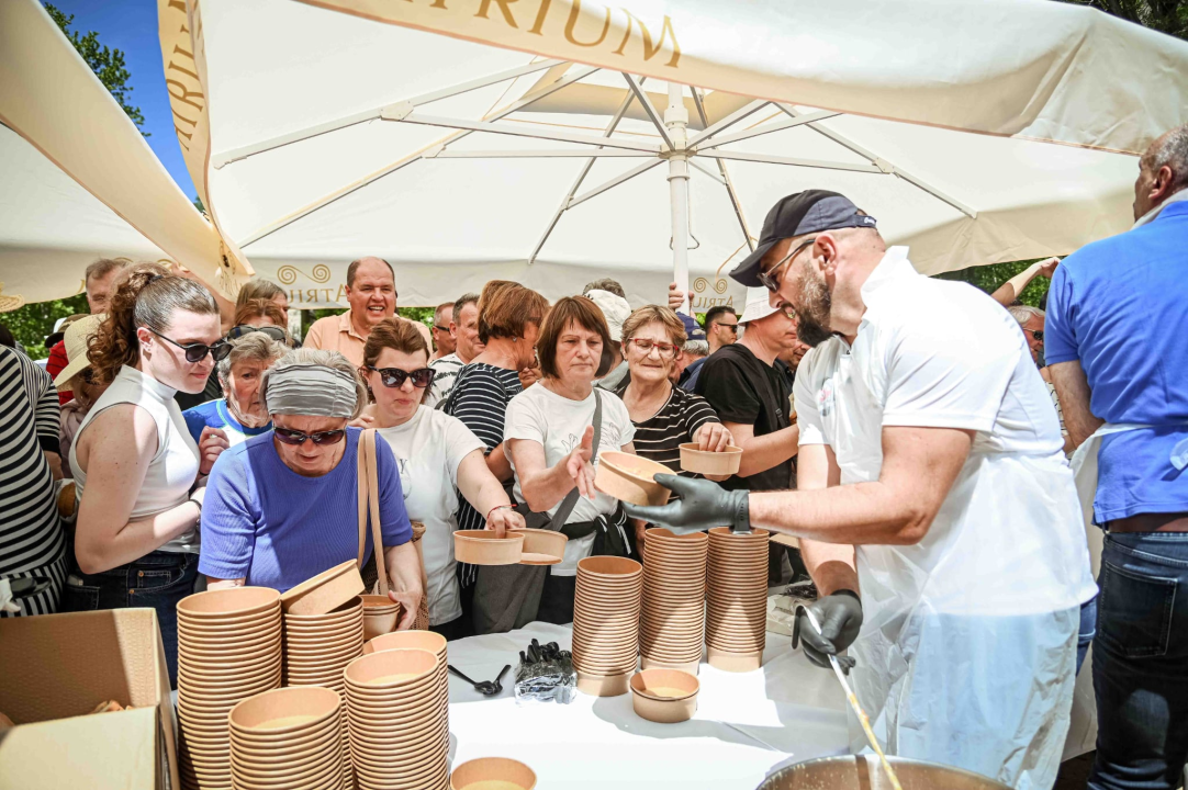 FOTO Uz podjelu fažola obilježen Praznik rada: 'Svim dragim posjetiteljima NP Krka željeli smo danas osigurati ručak'