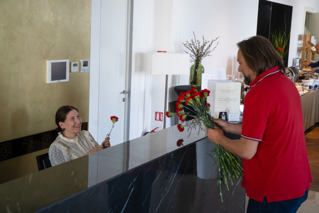 Tonči Restović i Maja Šintić podijelili karanfile radnicima i građanima Šibenika