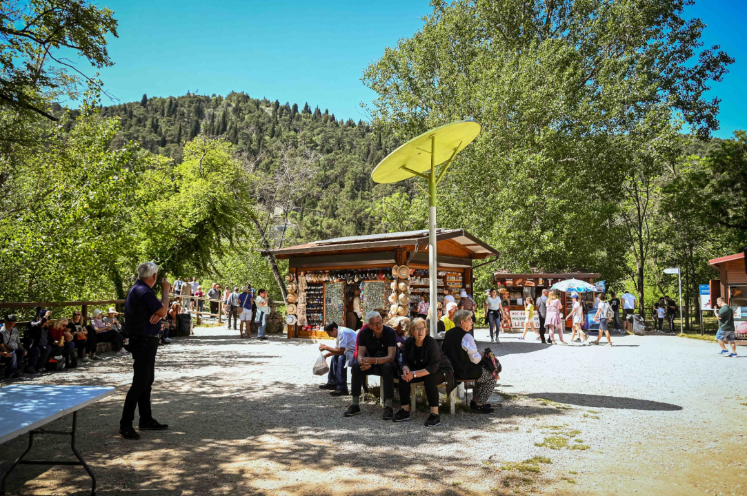 FOTO Uz podjelu fažola obilježen Praznik rada: 'Svim dragim posjetiteljima NP Krka željeli smo danas osigurati ručak'