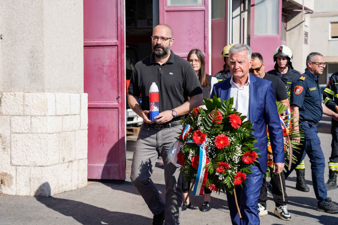 Ispred Vatrogasnog doma odana počast stradalim i preminulim vatrogascima