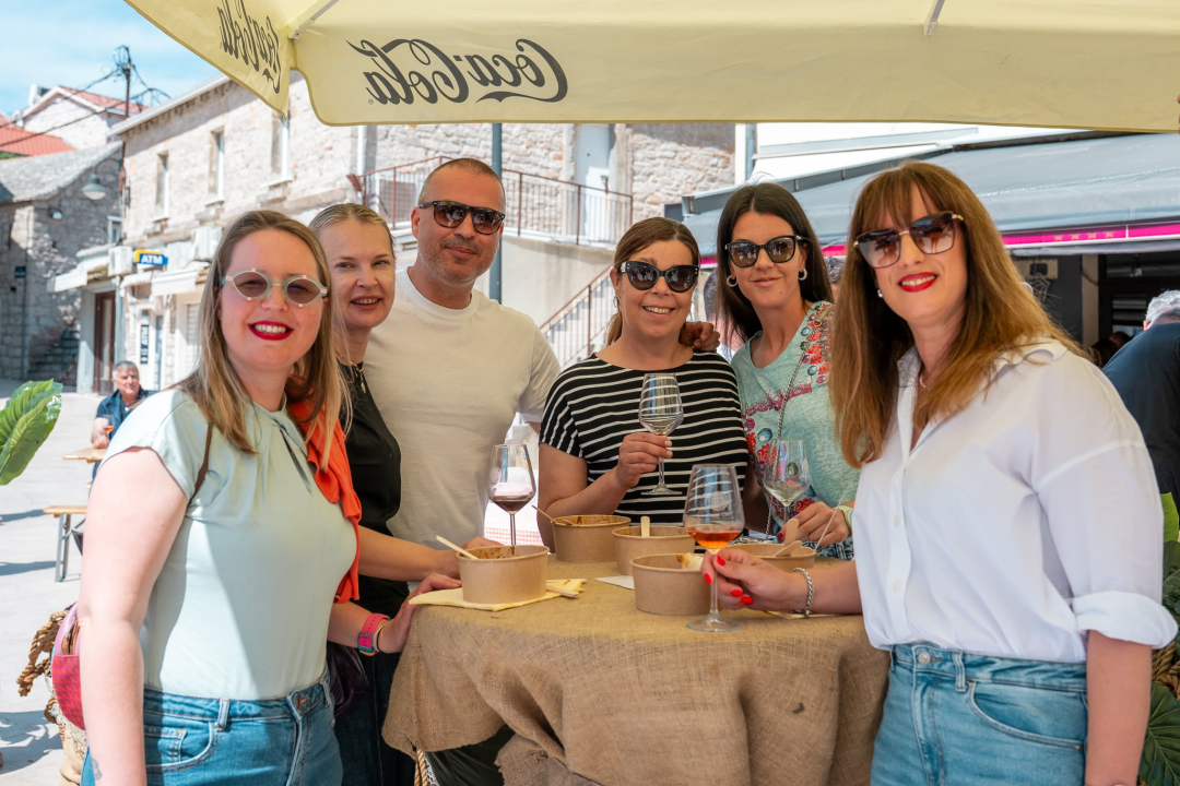 'Taste like...marenda' u Primoštenu: U dobroj hrani i zabavnom programu uživali i domaći i furešti