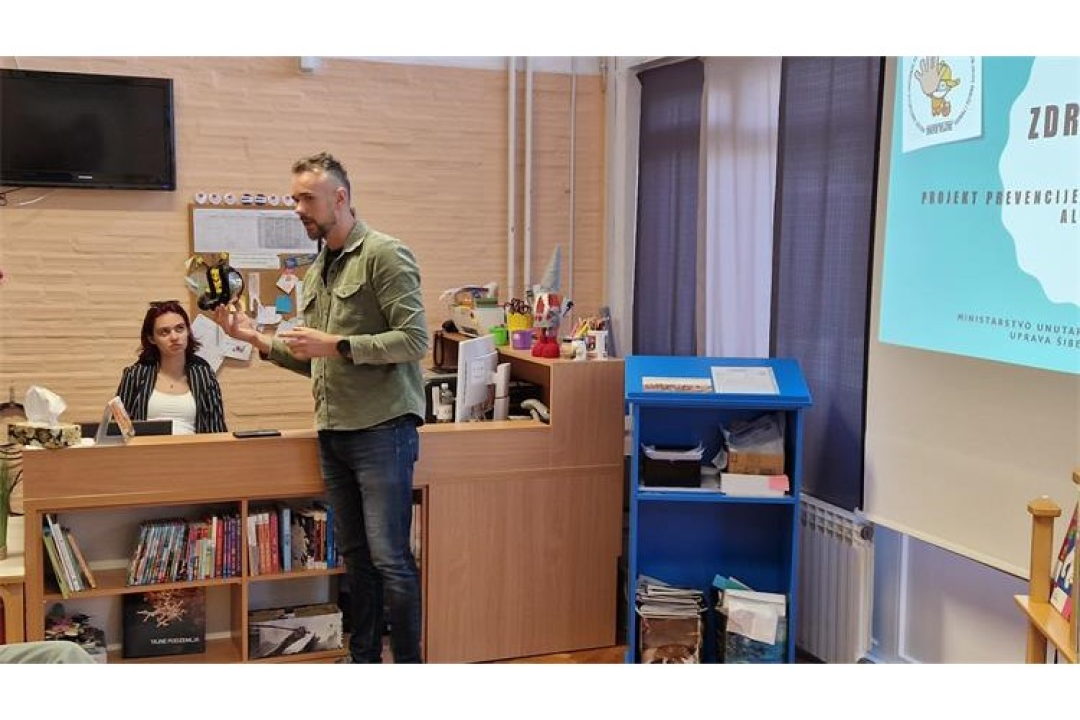 U Kninu predstavljen projekt 'Zdrav za pet': Učenici isprobali 'pijane naočale' i učili o ekologiji