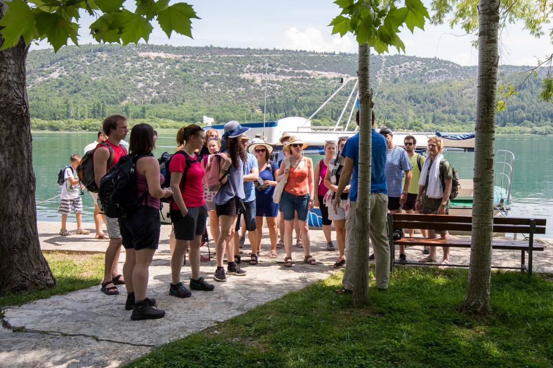 Doživite čaroliju rijeke Krke – zaplovite njome od slapova do otoka, između litica veličanstvenog kanjona
