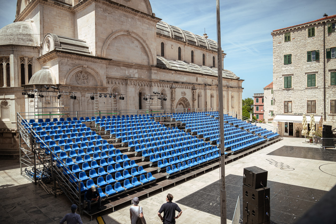 Trg ispred katedrale već u MDF duhu: Provjerili smo zašto je tribina stigla ranije nego inače