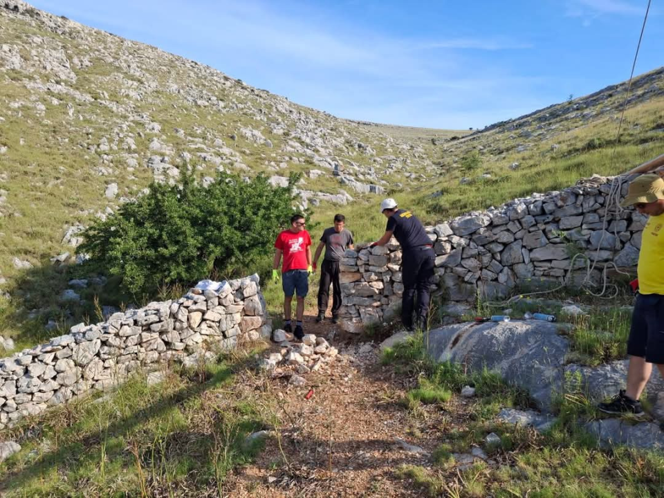 Vodički i tišnjanski vatrogasci u akciji obnove spomen parka u sjećanje na poginule heroje Kornatske tragedije
