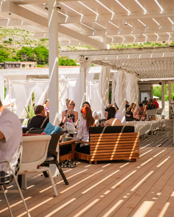 FOTO Shark Beach Club zasjao u novom sjaju – ljeto 2025. u znaku stila i užitka!