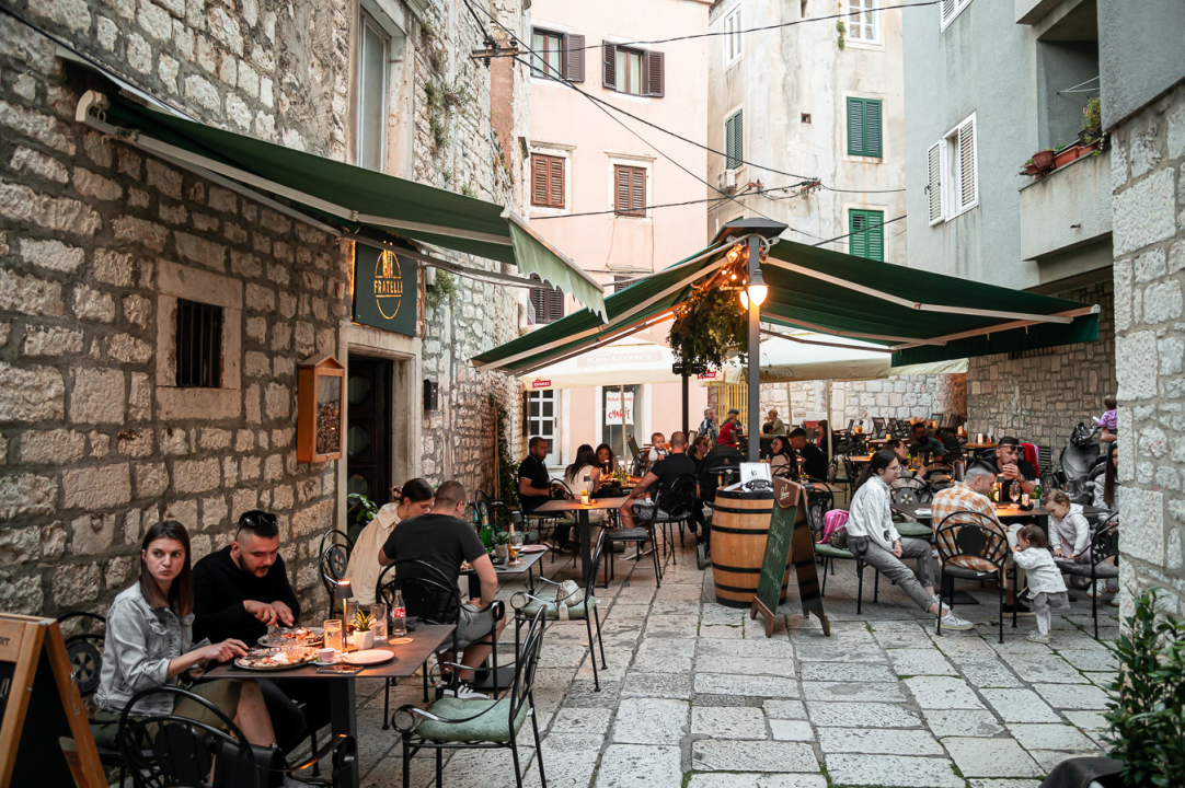 FOTO Doživite okus Italije na ugodnoj vanjskoj terasi Pizzerije Fratelli!
