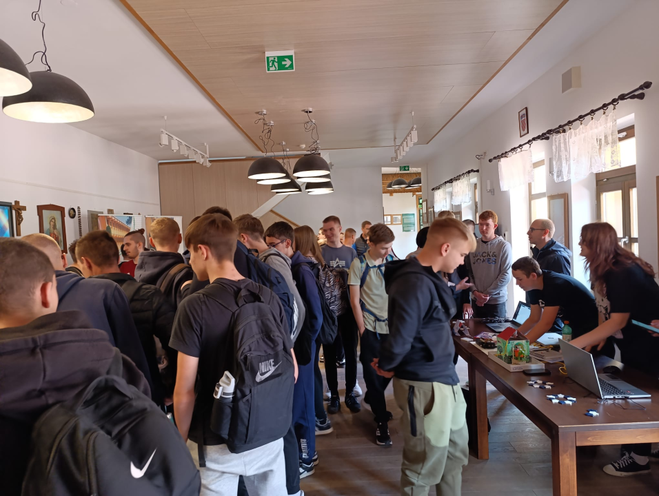 Drniški srednjoškolci na smotri u Belom Manastiru predstavili 'Hrvatsku turističku kutiju iznenađenja'