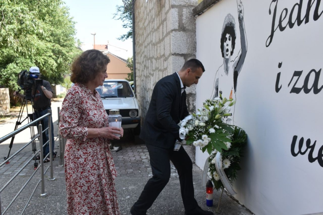 Župan Rakić položio cvijeće kod spomenika Draženu Petroviću i Draženovog koša