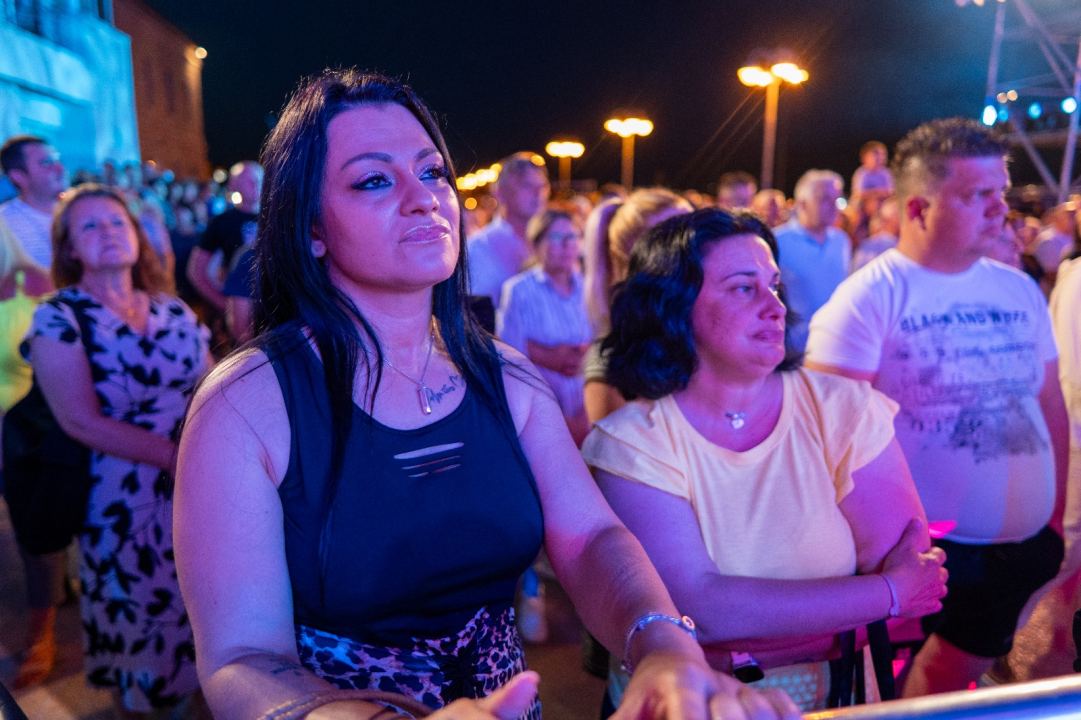 Prva večer CMC festivala u Vodicama oduševila publiku: The Frajle zagrijale atmosferu, Mladen Grdović izazvao delirij na rivi