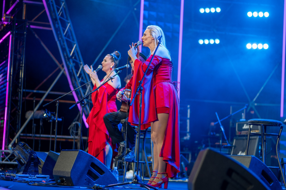 Prva večer CMC festivala u Vodicama oduševila publiku: The Frajle zagrijale atmosferu, Mladen Grdović izazvao delirij na rivi